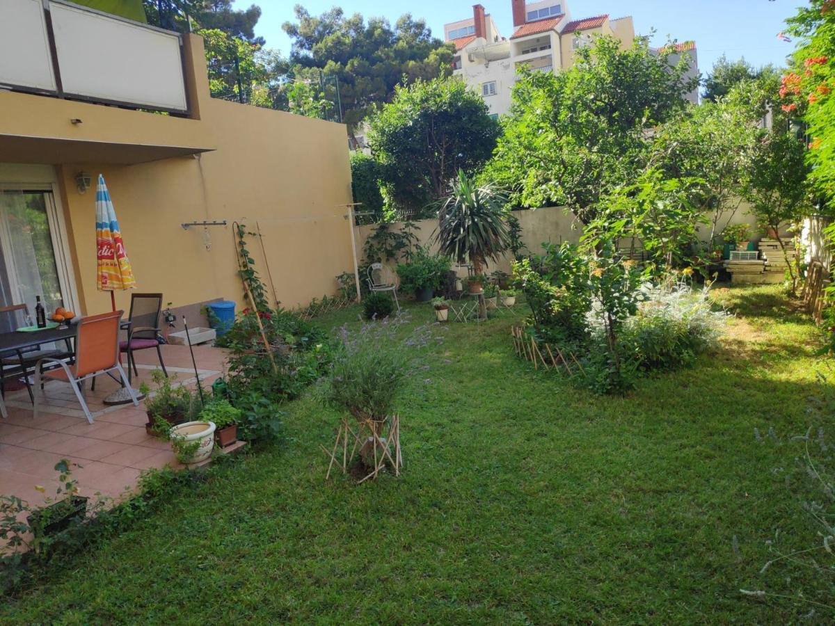 Spacious Apartment With Big Garden Near Beach Сплит Экстерьер фото